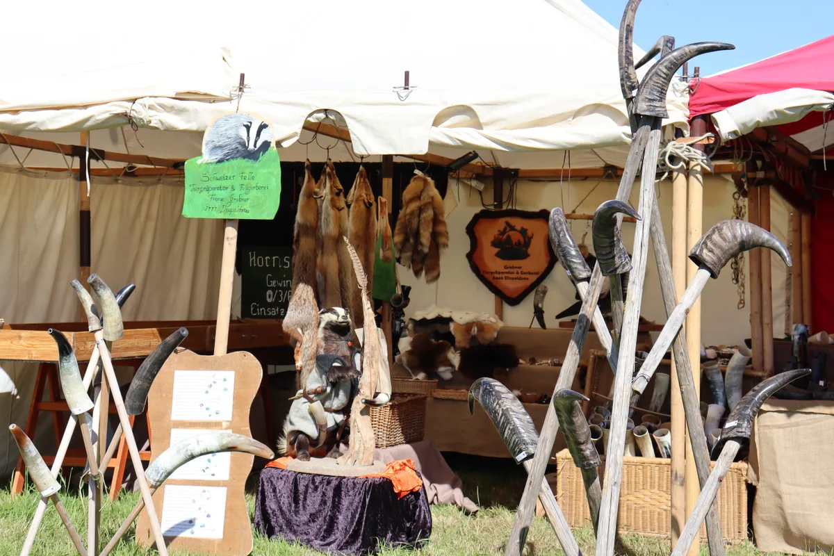 Markstand mit echten Fellen und Hoernern zum Verkauf